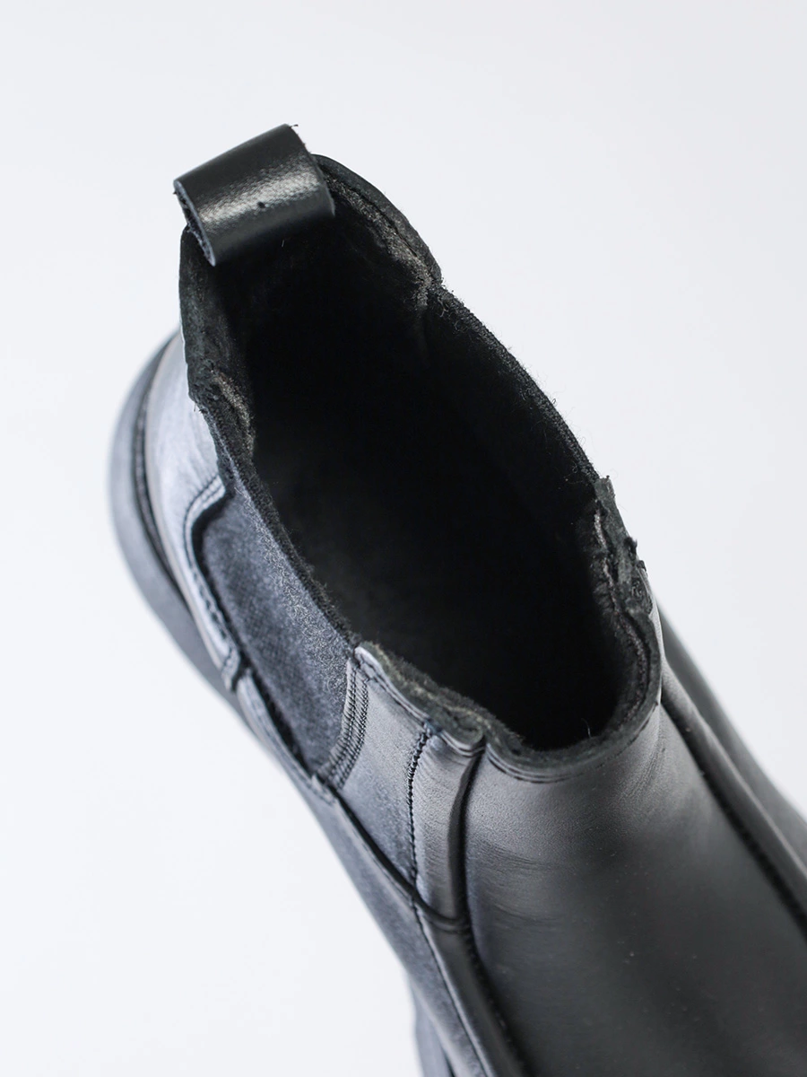 Ботинки черного цвета на высоком каблуке